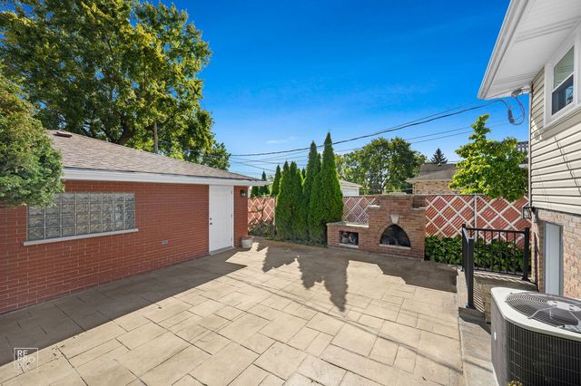 9301 S 81st Court, Hickory Hills, IL 60457