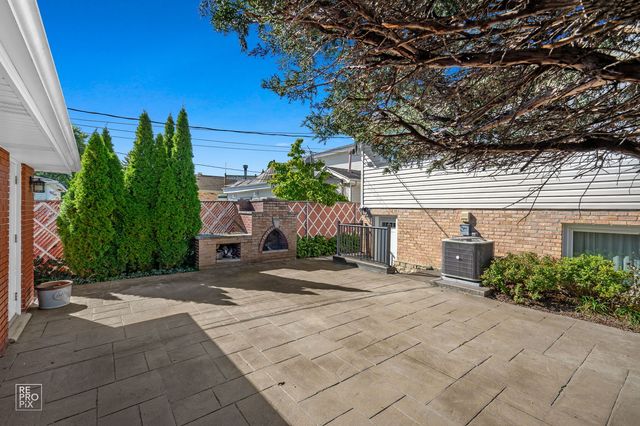 9301 S 81st Court, Hickory Hills, IL 60457