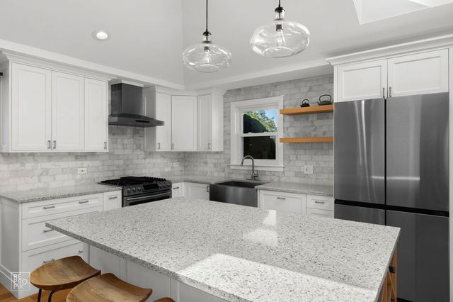 9301 S 81st Court, Hickory Hills, IL 60457