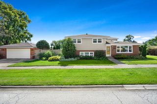 9301 S 81st Court, Hickory Hills, IL 60457