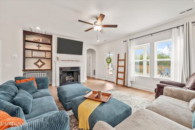 144 E Glenview Drive, Lenoir City, TN 37771