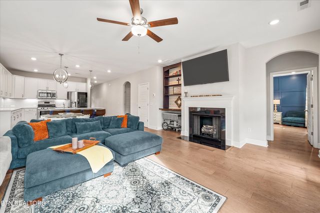 144 E Glenview Drive, Lenoir City, TN 37771