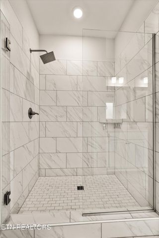 144 E Glenview Drive, Lenoir City, TN 37771