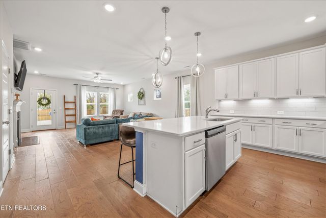 144 E Glenview Drive, Lenoir City, TN 37771