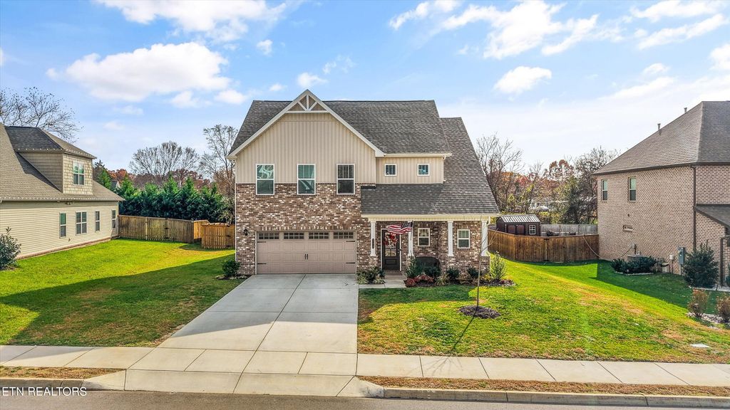 144 E Glenview Drive, Lenoir City, TN 37771