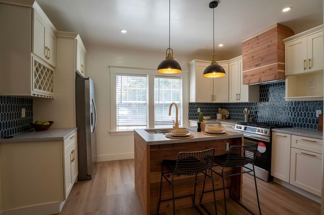 3708 Lyon Ave, Oakland, CA 94601