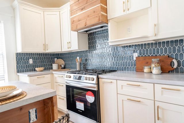 3708 Lyon Ave, Oakland, CA 94601