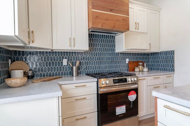 3708 Lyon Ave, Oakland, CA 94601