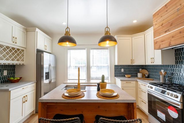 3708 Lyon Ave, Oakland, CA 94601