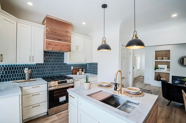 3708 Lyon Ave, Oakland, CA 94601