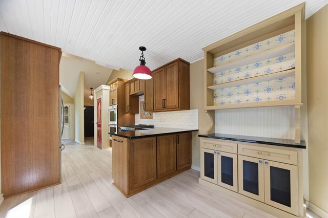 1226 N Briarwood Ct, Derby, KS 67037