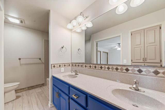 1226 N Briarwood Ct, Derby, KS 67037