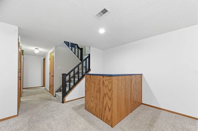 1226 N Briarwood Ct, Derby, KS 67037