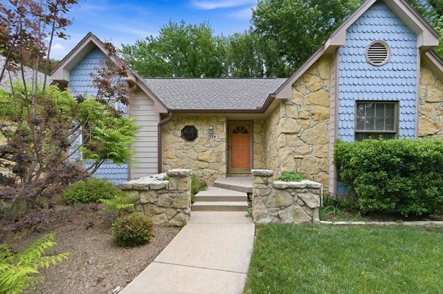 1226 N Briarwood Ct, Derby, KS 67037