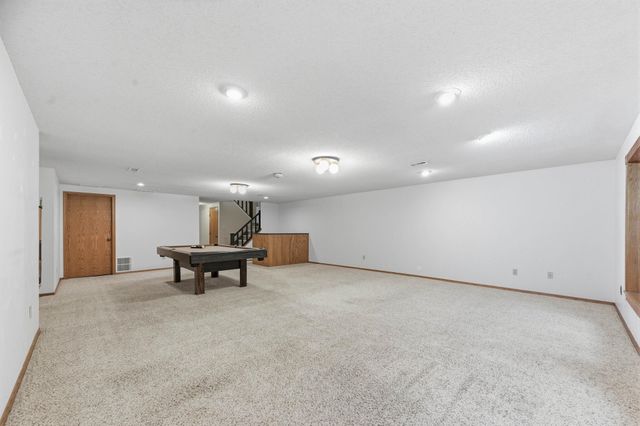 1226 N Briarwood Ct, Derby, KS 67037