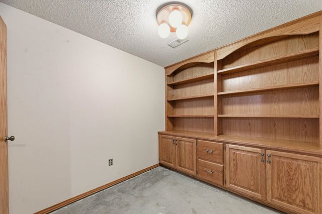 1226 N Briarwood Ct, Derby, KS 67037