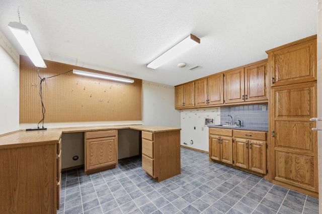 1226 N Briarwood Ct, Derby, KS 67037