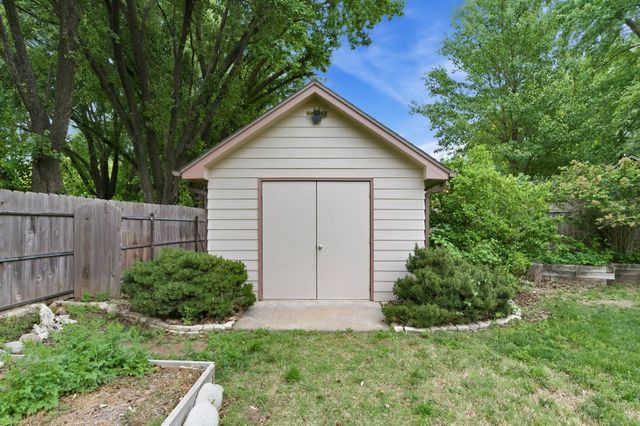 1226 N Briarwood Ct, Derby, KS 67037