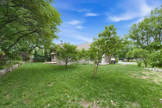 1226 N Briarwood Ct, Derby, KS 67037