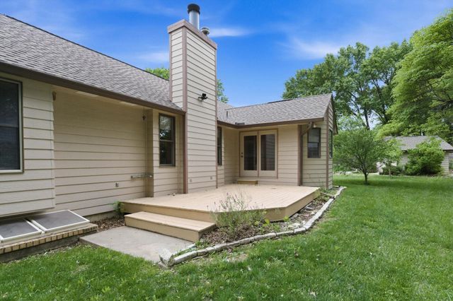 1226 N Briarwood Ct, Derby, KS 67037