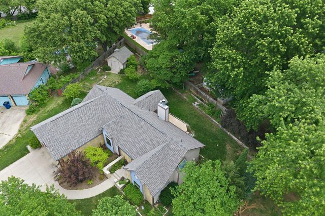 1226 N Briarwood Ct, Derby, KS 67037