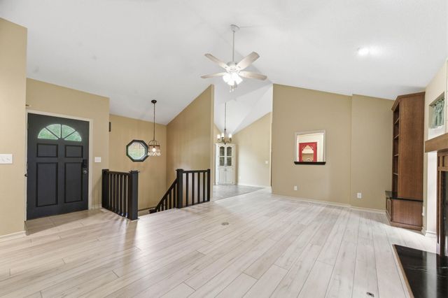 1226 N Briarwood Ct, Derby, KS 67037