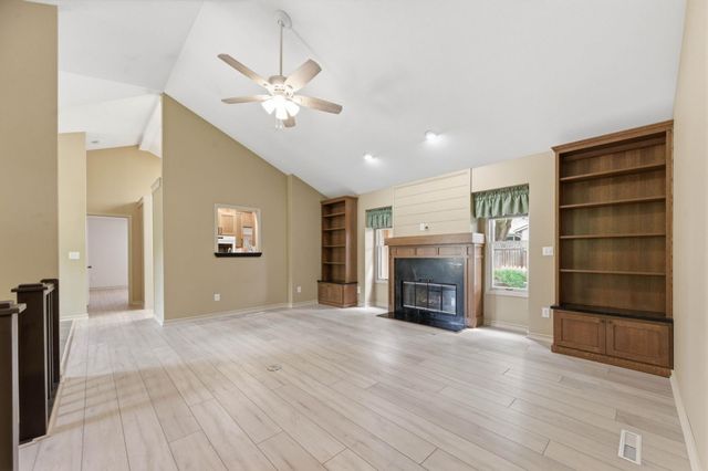 1226 N Briarwood Ct, Derby, KS 67037