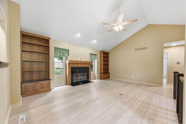 1226 N Briarwood Ct, Derby, KS 67037