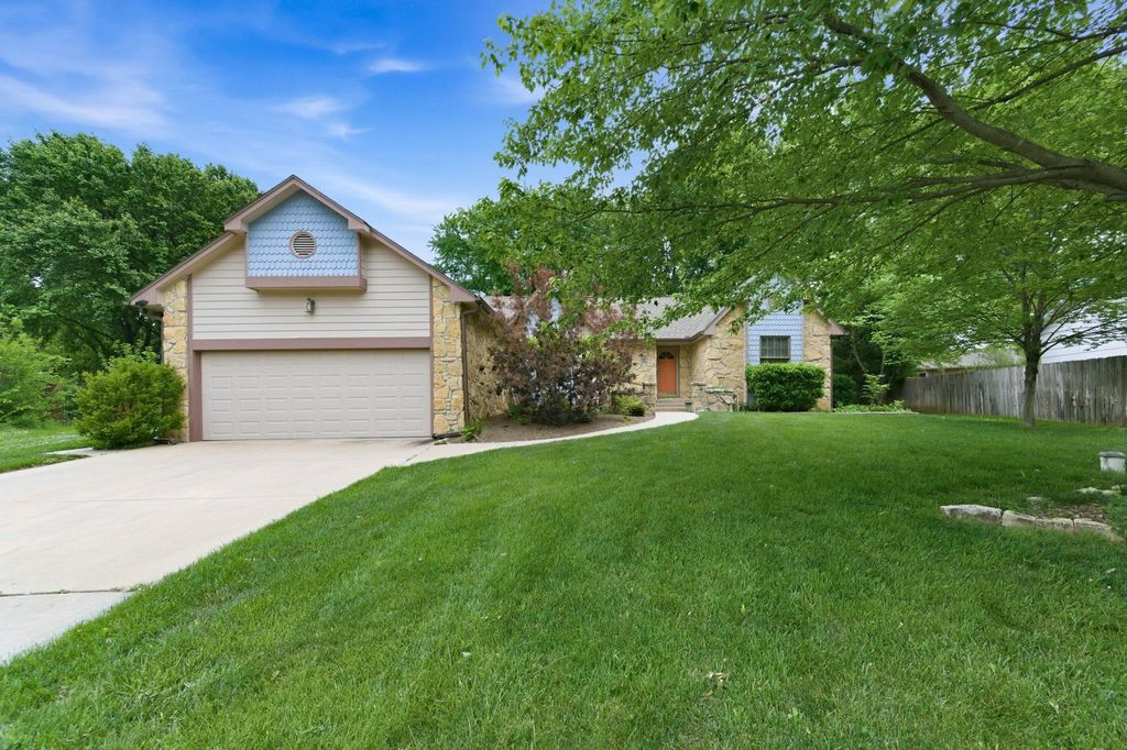 1226 N Briarwood Ct, Derby, KS 67037