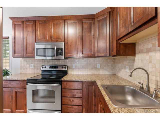 995 Ironton St, Aurora, CO 80010