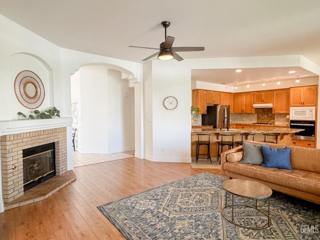 9320 Quail Brook Court, Bakersfield, CA 93312