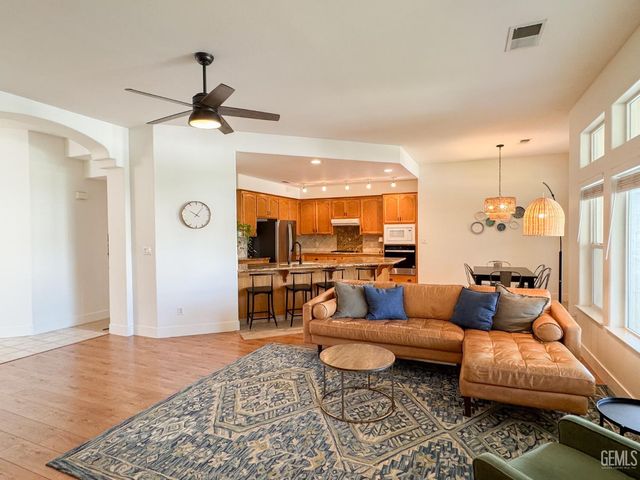 9320 Quail Brook Court, Bakersfield, CA 93312