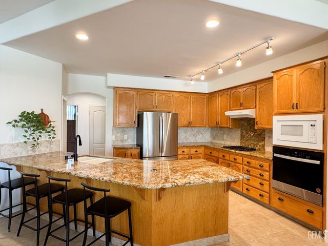 9320 Quail Brook Court, Bakersfield, CA 93312