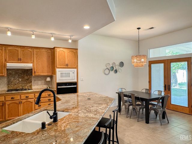 9320 Quail Brook Court, Bakersfield, CA 93312