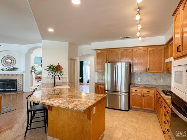 9320 Quail Brook Court, Bakersfield, CA 93312