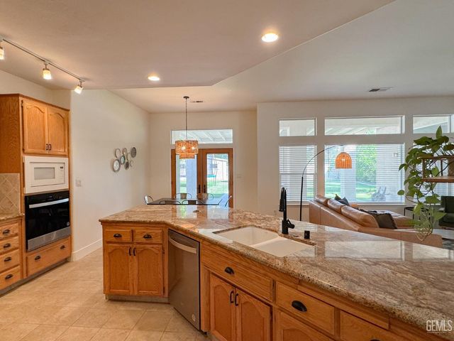 9320 Quail Brook Court, Bakersfield, CA 93312