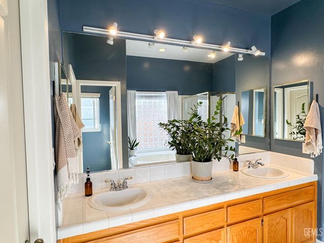 9320 Quail Brook Court, Bakersfield, CA 93312