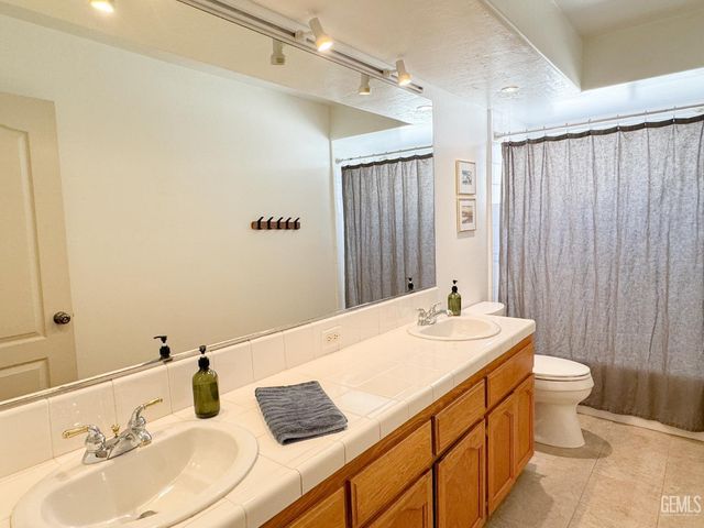 9320 Quail Brook Court, Bakersfield, CA 93312