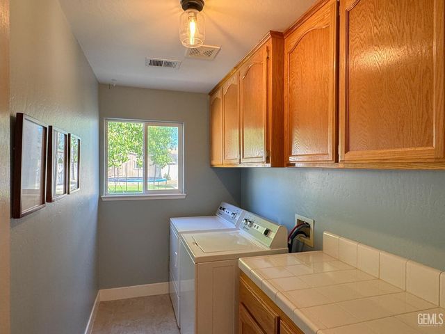 9320 Quail Brook Court, Bakersfield, CA 93312