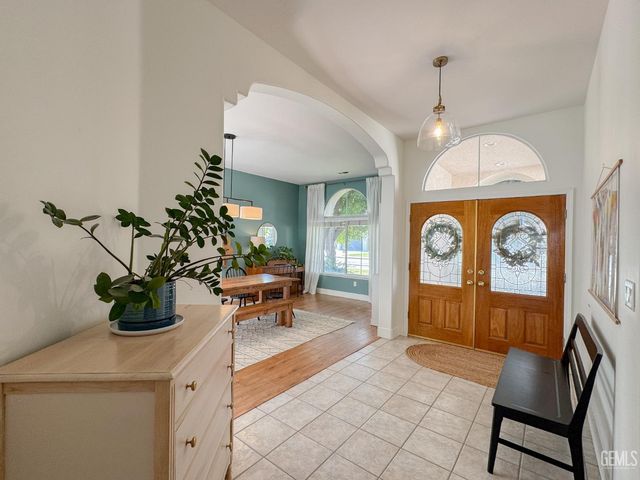 9320 Quail Brook Court, Bakersfield, CA 93312