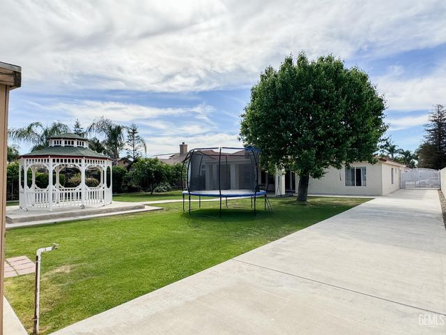 9320 Quail Brook Court, Bakersfield, CA 93312