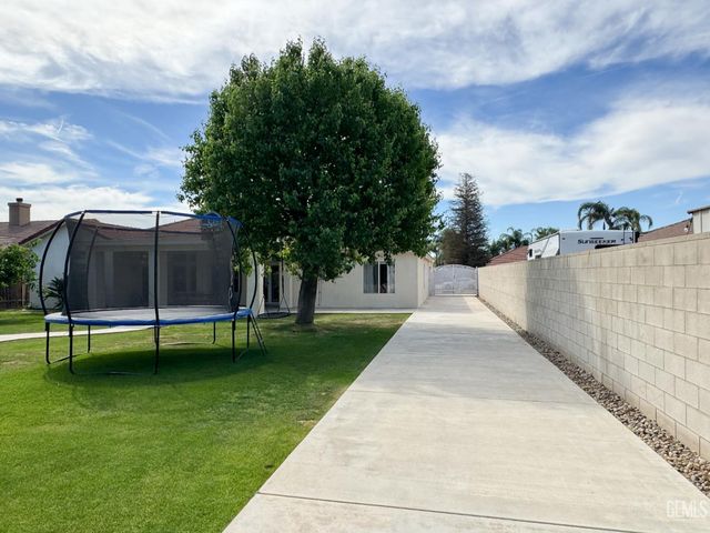 9320 Quail Brook Court, Bakersfield, CA 93312