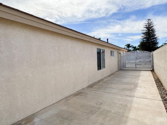 9320 Quail Brook Court, Bakersfield, CA 93312