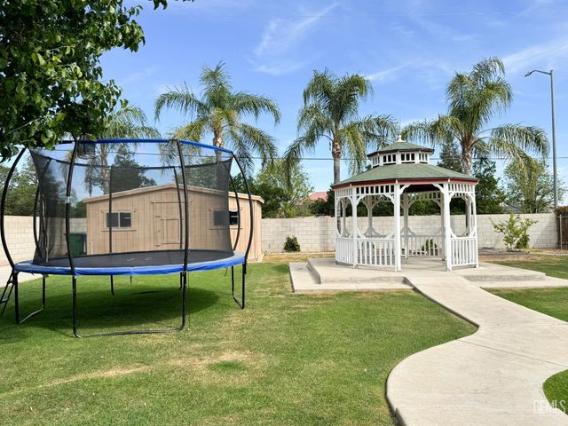 9320 Quail Brook Court, Bakersfield, CA 93312