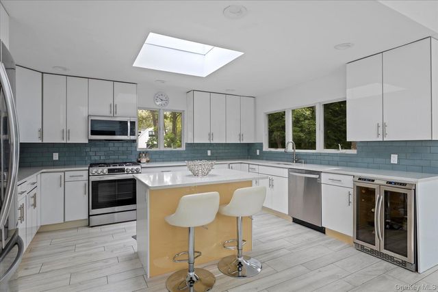 5 Lakewood Lane, Quogue, NY 11959