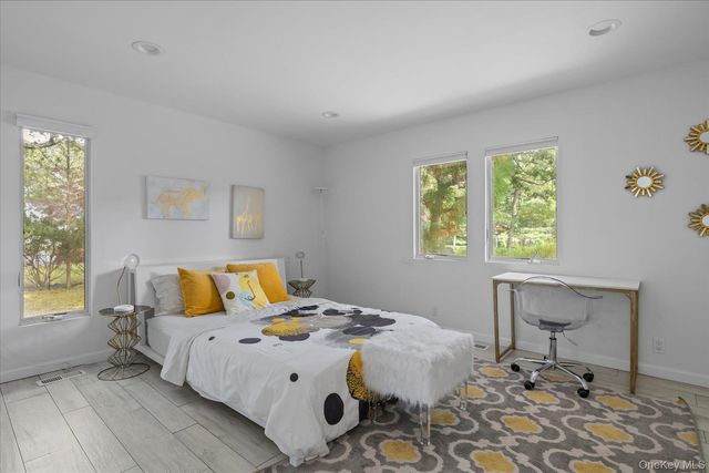 5 Lakewood Lane, Quogue, NY 11959