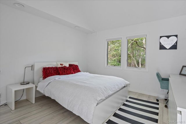 5 Lakewood Lane, Quogue, NY 11959