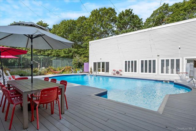 5 Lakewood Lane, Quogue, NY 11959