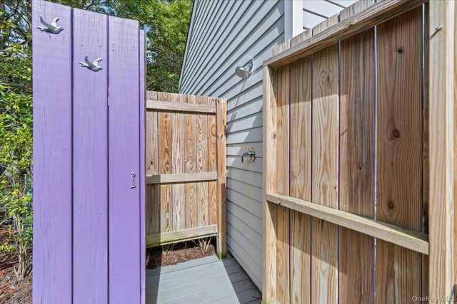 5 Lakewood Lane, Quogue, NY 11959