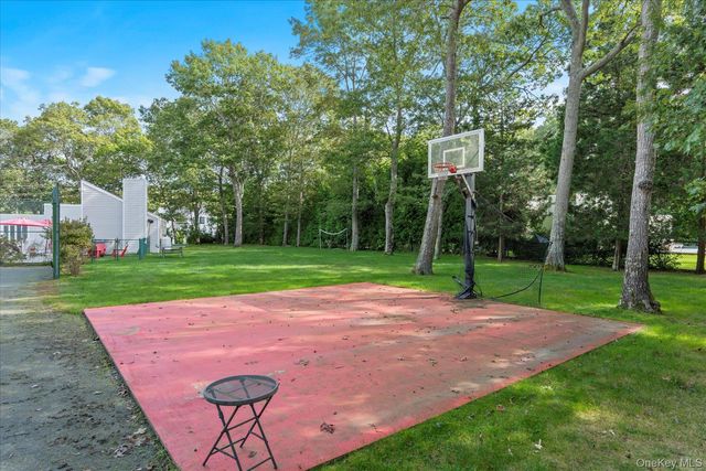 5 Lakewood Lane, Quogue, NY 11959